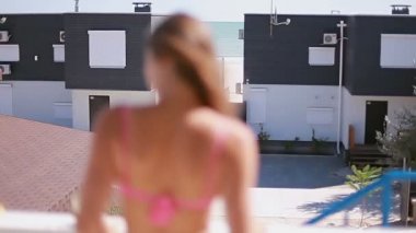 erkek tatil köyü bir kokteyl içiyor