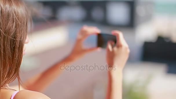 Крупним планом дама фотографує літній пейзаж на смартфоні — стокове відео