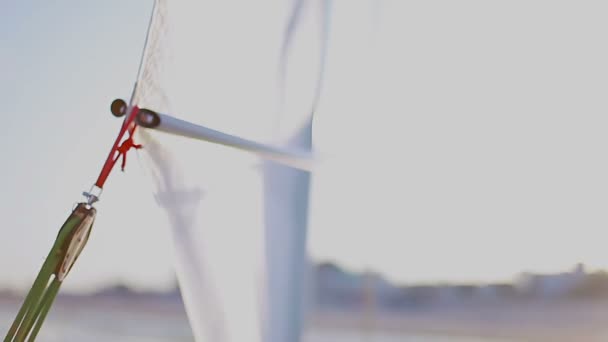 Vela blanca de un pequeño barco revoloteando en el viento — Vídeos de Stock