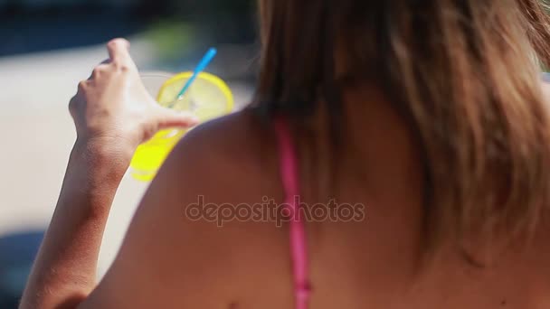 Menina elegante beber coquetel amarelo limão — Vídeo de Stock