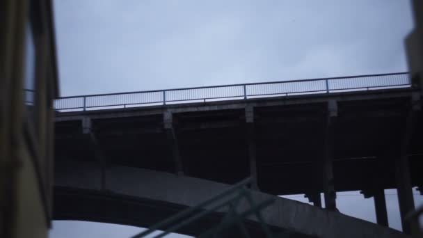 Weergave van de brug vanaf een boot in schemerlicht — Stockvideo