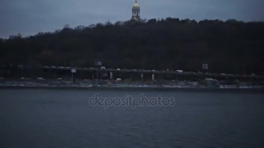 Waterfront akşamları, Ortodoks Kilisesi River görünümünü boyunca yoğun trafik