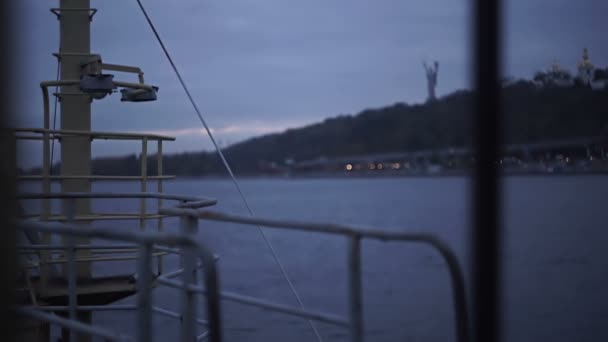 Detalhe de um velho convés de navios no crepúsculo — Vídeo de Stock