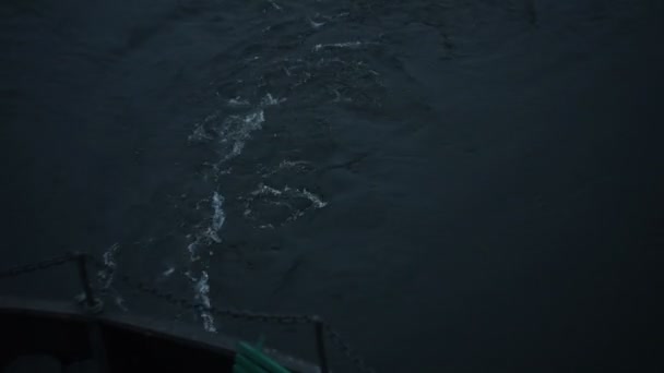 Следы корабля на воде, вид с кормы — стоковое видео