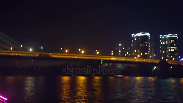 Luzes noturnas da cidade, trânsito animado na ponte brilhante — Vídeo de Stock