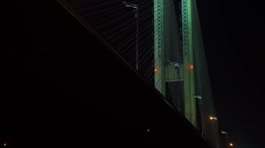 Parlayan ışıklar, araç geçen gece köprüsüyle muhteşem görünüm