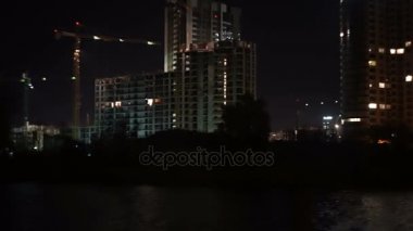 Bina inşaat altında nehirden geceleri görüntülemek