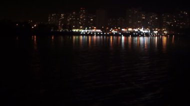 Konutlar, ışıklı waterfront gece ışıklar