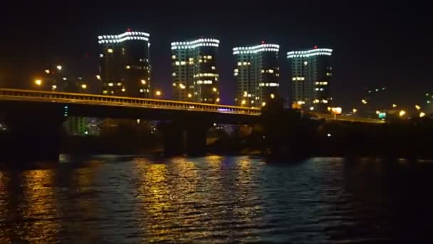 Hoge gebouwen van woonwijk, auto's op de brug van de nacht — Stockvideo