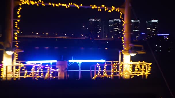 Vista da cidade de um barco decorado com guirlandas de férias — Vídeo de Stock