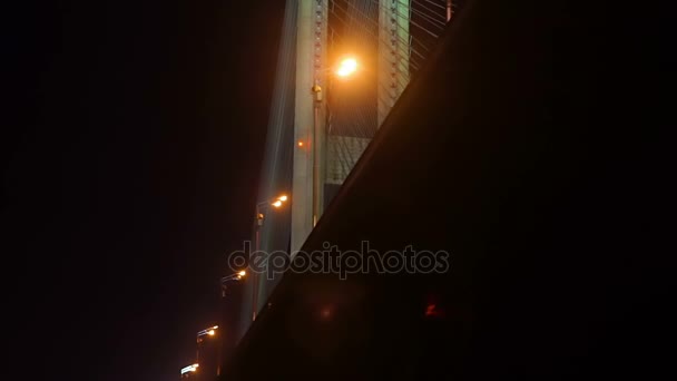 Nachts auf beleuchteter Brücke schweben — Stockvideo