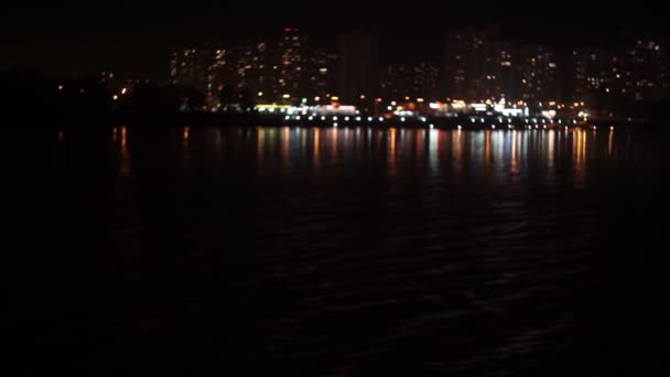 Luces nocturnas iluminadas frente al mar de las urbanizaciones — Vídeo de stock