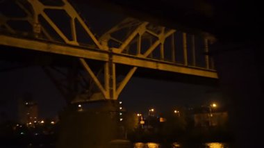 Geceleri Nehri demiryolu Köprüsü geçen