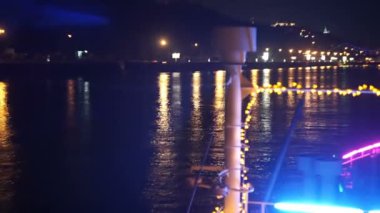 Gece şehir setin görünümünden çelenk ile dekore edilmiş tekne
