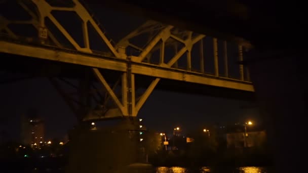 Passerar river järnvägsbron på natten — Stockvideo