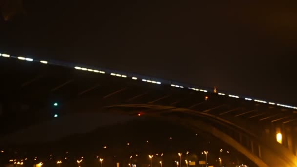Движение на ночном мосту, башня с видом на православную церковь — стоковое видео