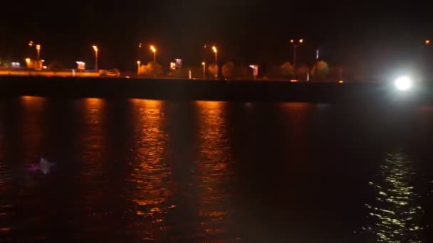 Proyector que brilla en el paseo marítimo nocturno — Vídeo de stock