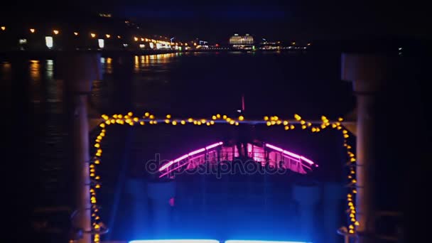 Bateau décoré avec des guirlandes flotte le long du front de mer — Video