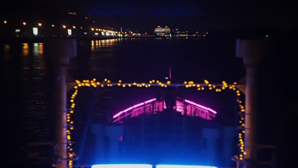 Vista da cidade noturna do barco festivo — Vídeo de Stock