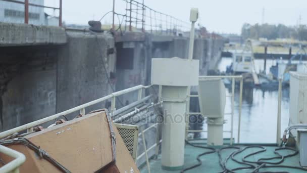 船尾的船舶，柴油机冒烟 — 图库视频影像