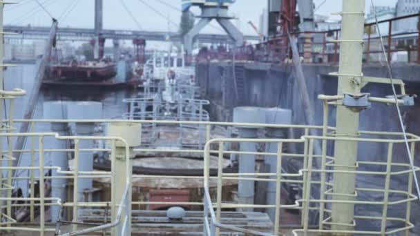 Mens inspecteert portie boot in de haven — Stockvideo