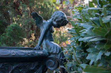 parkta küçük meleklerin bronz heykel