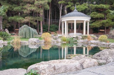 Bir su birikintisi Parkı antika çardak