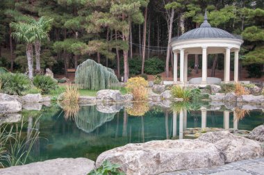 Bir su birikintisi Parkı antika çardak