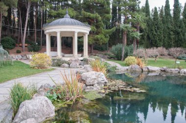 Bir su birikintisi Parkı antika çardak