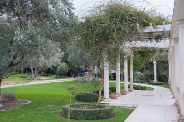 Güney bitkiler tarafından çevrili bir parkta antika çardak