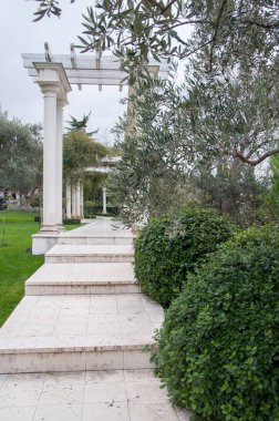 Güney bitkiler tarafından çevrili bir parkta antika çardak