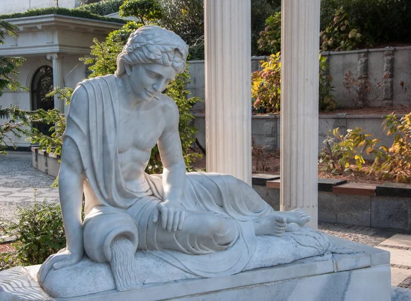 Античная статуя человека с амфорой — стоковое фото