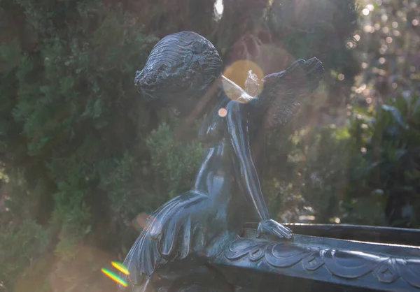 Escultura de bronce de angelitos en el parque —  Fotos de Stock
