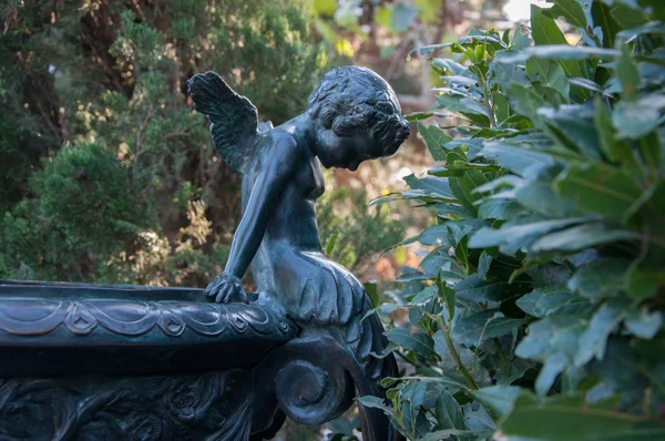 parkta küçük meleklerin bronz heykel
