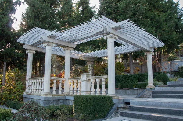 Mobili da giardino antichi sulla terrazza — Foto Stock