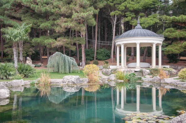 Bir su birikintisi Parkı antika çardak