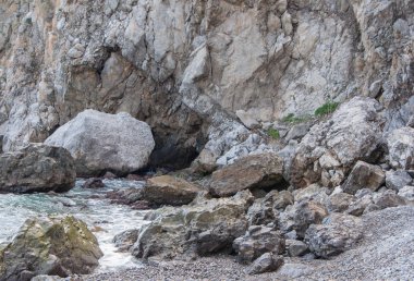 küçük bir fırtına deniz kaya