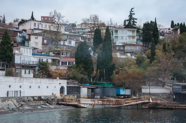 Deniz kenarında bir tepe üzerinde Vintage evleri