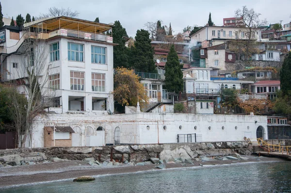 Deniz kenarında bir tepe üzerinde Vintage evleri