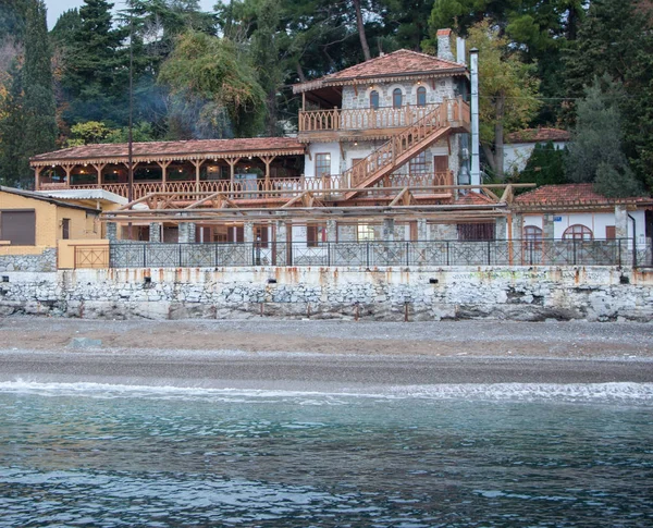 Vintage houses on a hill by the sea — Stock Photo, Image