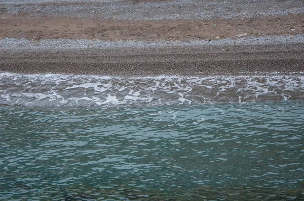 Agua verde en la playa de guijarros —  Fotos de Stock