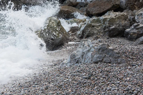 Rocas junto al mar en una pequeña tormenta —  Fotos de Stock
