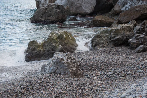 Rochas junto ao mar em uma pequena tempestade — Fotografia de Stock