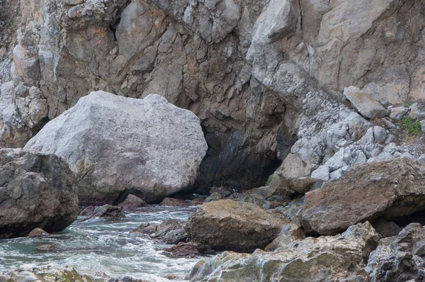 küçük bir fırtına deniz kaya