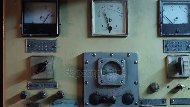 Panel de control en la nave de la sala de máquinas — Vídeo de stock