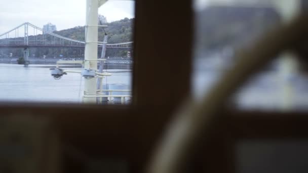 Kentin waterfront kaptanları Kabin den — Stok video