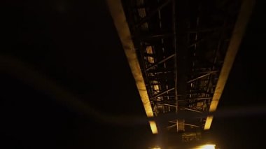 Parlayan şenlikli köprünün altında gece görünümü