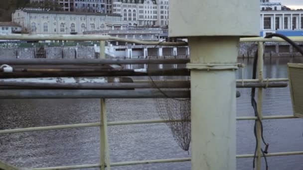 古いボートの基板から都市遊歩道 — ストック動画