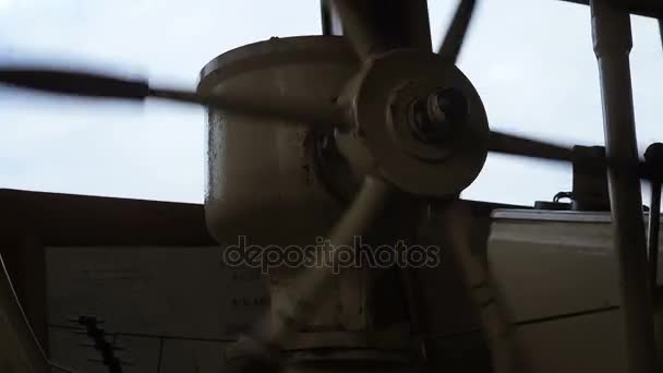 Close-up de um volante a volta longa, barco — Vídeo de Stock