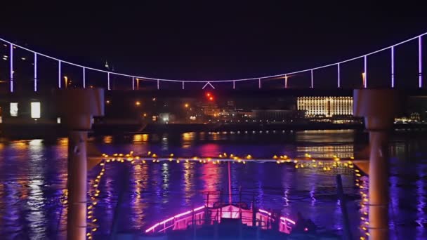 Vista de iluminación de la ciudad desde el barco, puente brillante — Vídeos de Stock